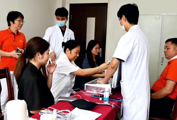 義診進企業(yè)，關(guān)懷暖人心 ——鹿山新材工會委員會組織開展中醫(yī)理療義診活動